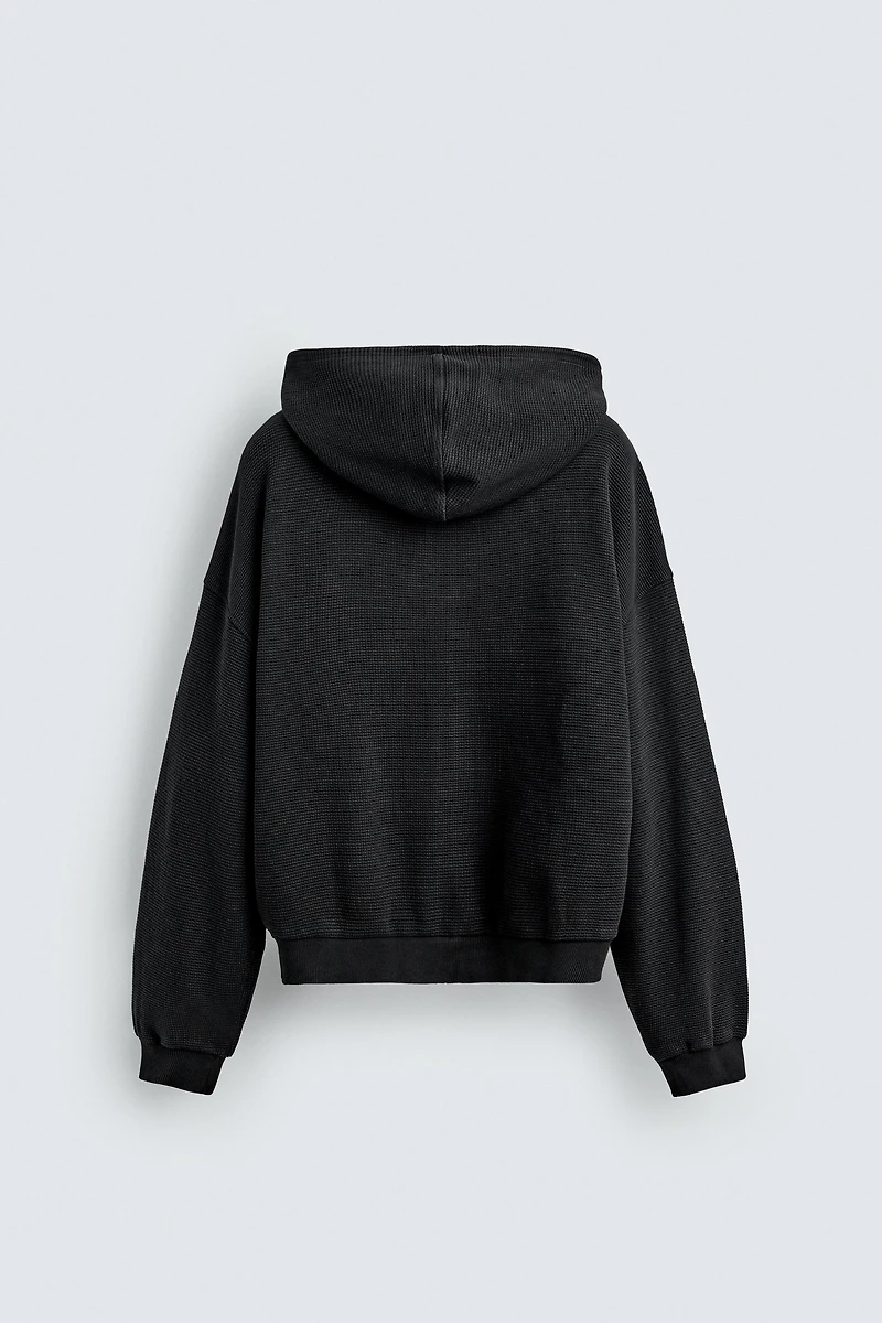 HOODIE WAFFLE DÉLAVÉ À CAPUCHE