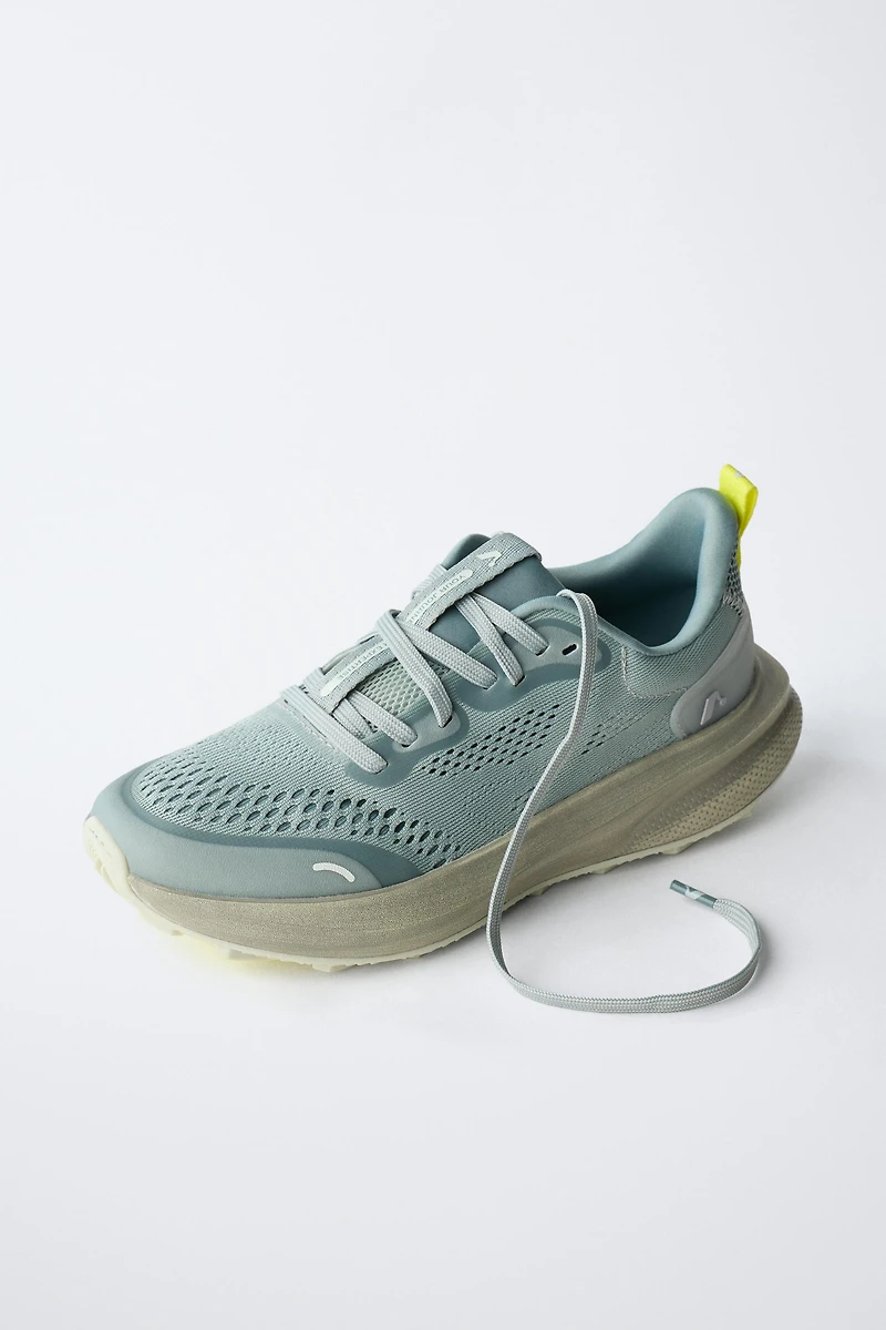 SPORTY SNEAKERS
