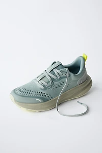 SPORTY SNEAKERS