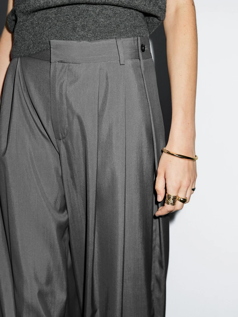 Flowing trousers with darts