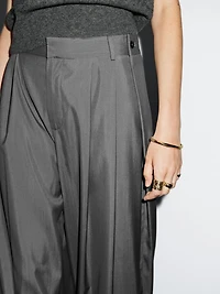 Flowing trousers with darts