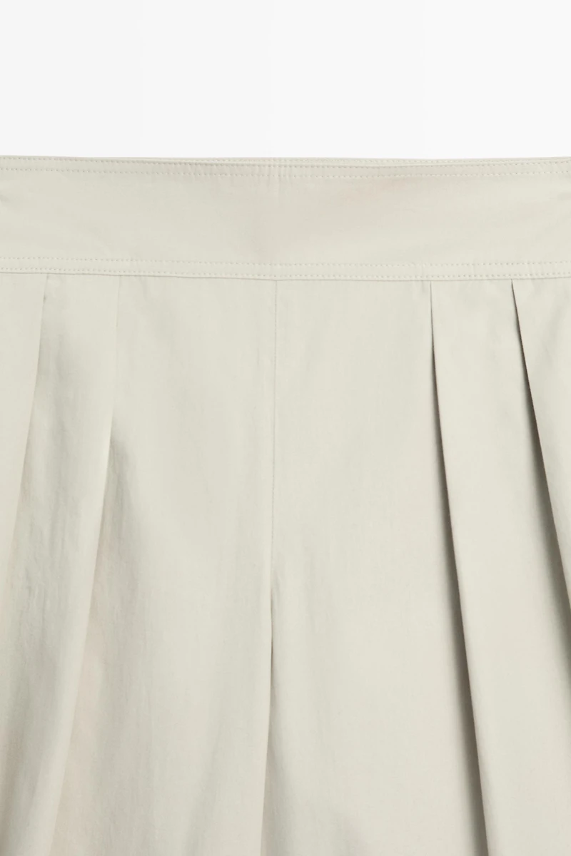 Pantalon large plissé avec ceinture