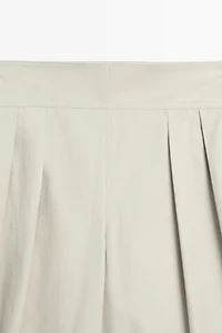 Pantalon large plissé avec ceinture