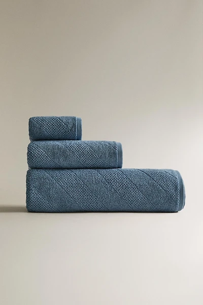 DIAGONAL TEXTURED BATH TOWEL