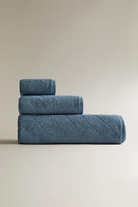 DIAGONAL TEXTURED BATH TOWEL