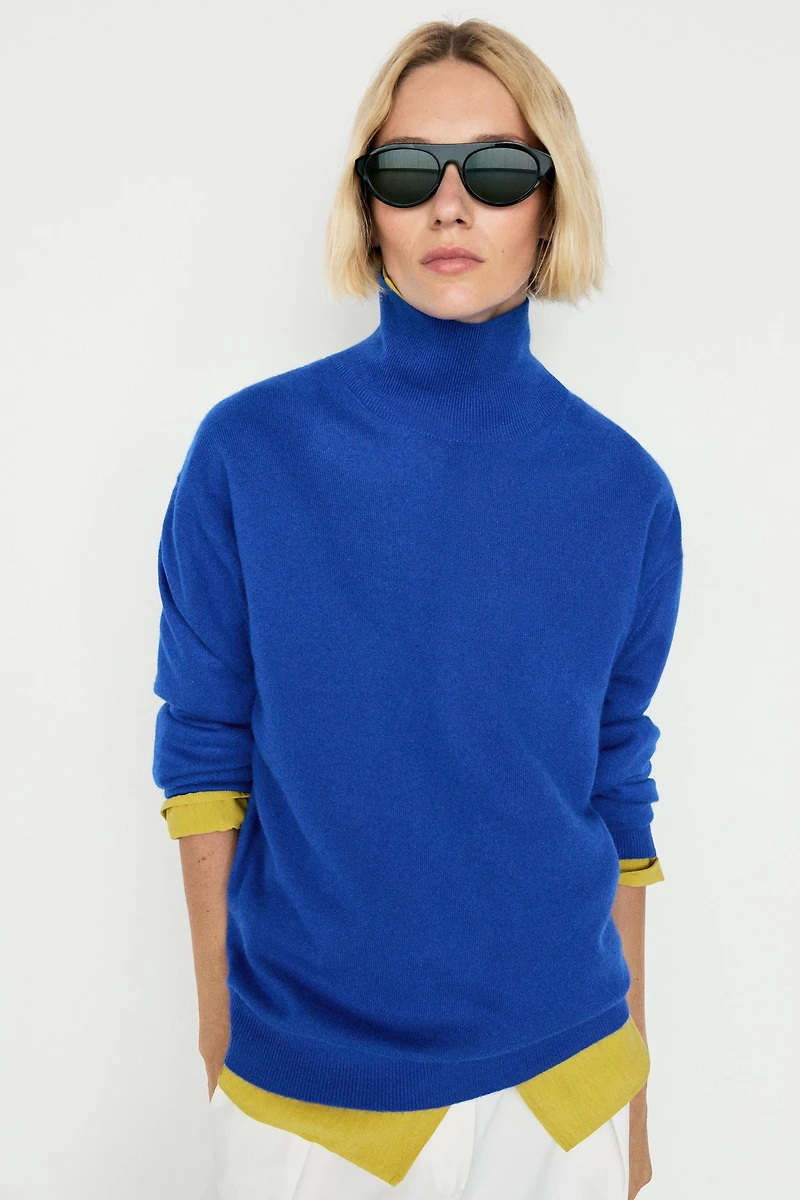 100% cashmere high neck knit sweater