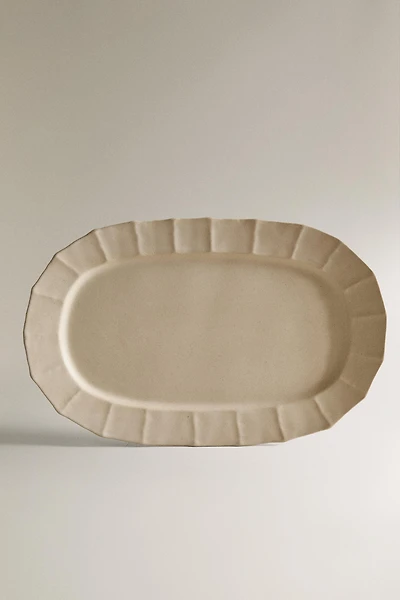 STONEWARE OVAL SERVING DISH WITH RAISED BORDER AND LINES