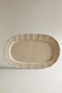 STONEWARE OVAL SERVING DISH WITH RAISED BORDER AND LINES