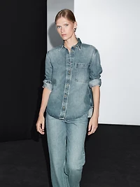 Loose-fitting denim shirt with pockets