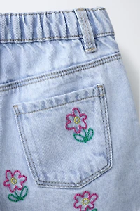 SHORT EN JEAN MOM FIT FLEURS BRODÉES