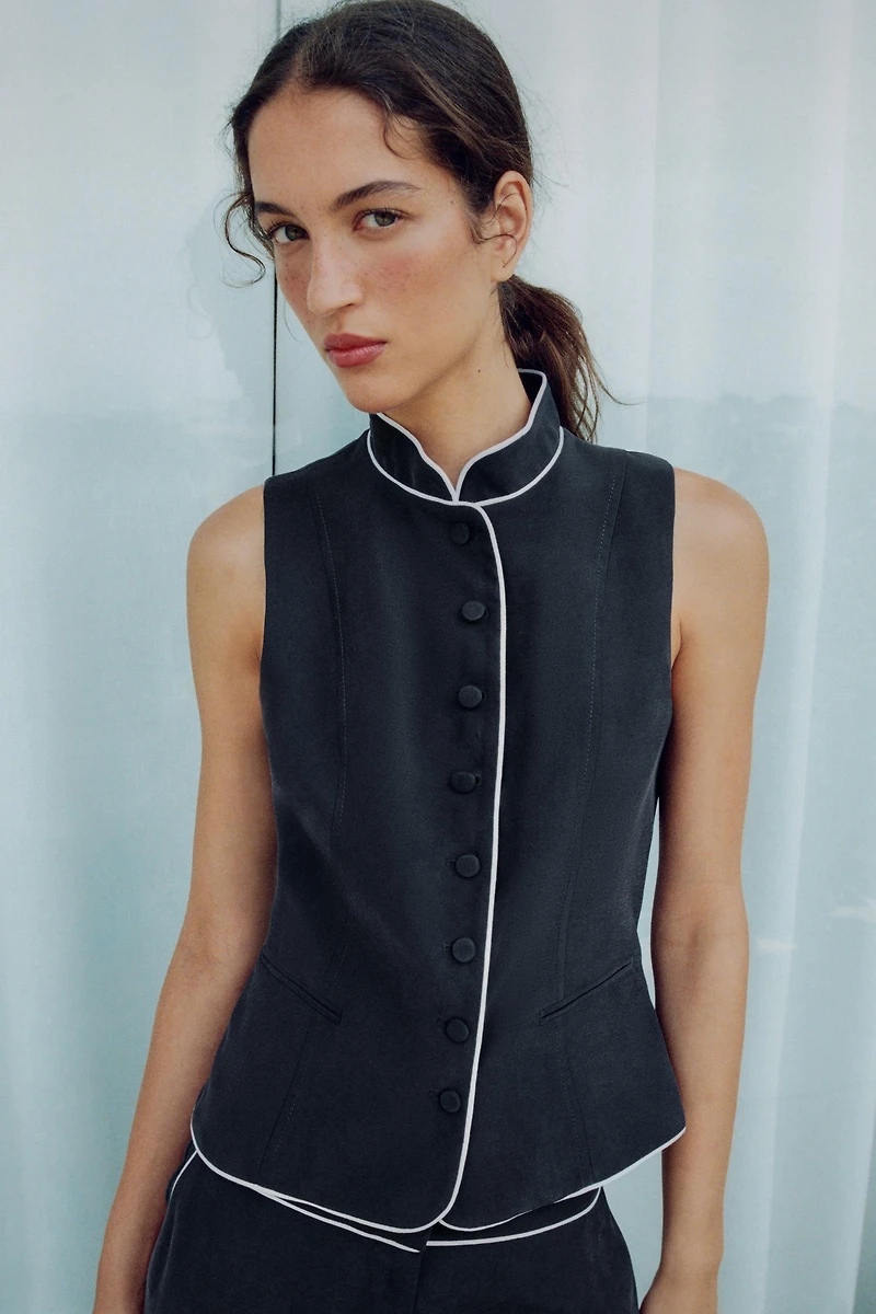 CONTRAST PIPING VEST