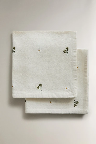 EMBROIDERED CLOVER AND DAISY NAPKINS (PACK OF 2)