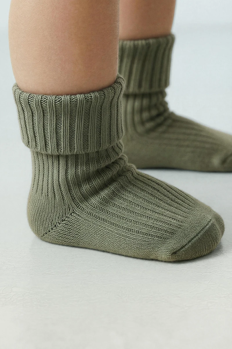 LOT DE QUATRE CHAUSSETTES COULEURS EN BOÎTE