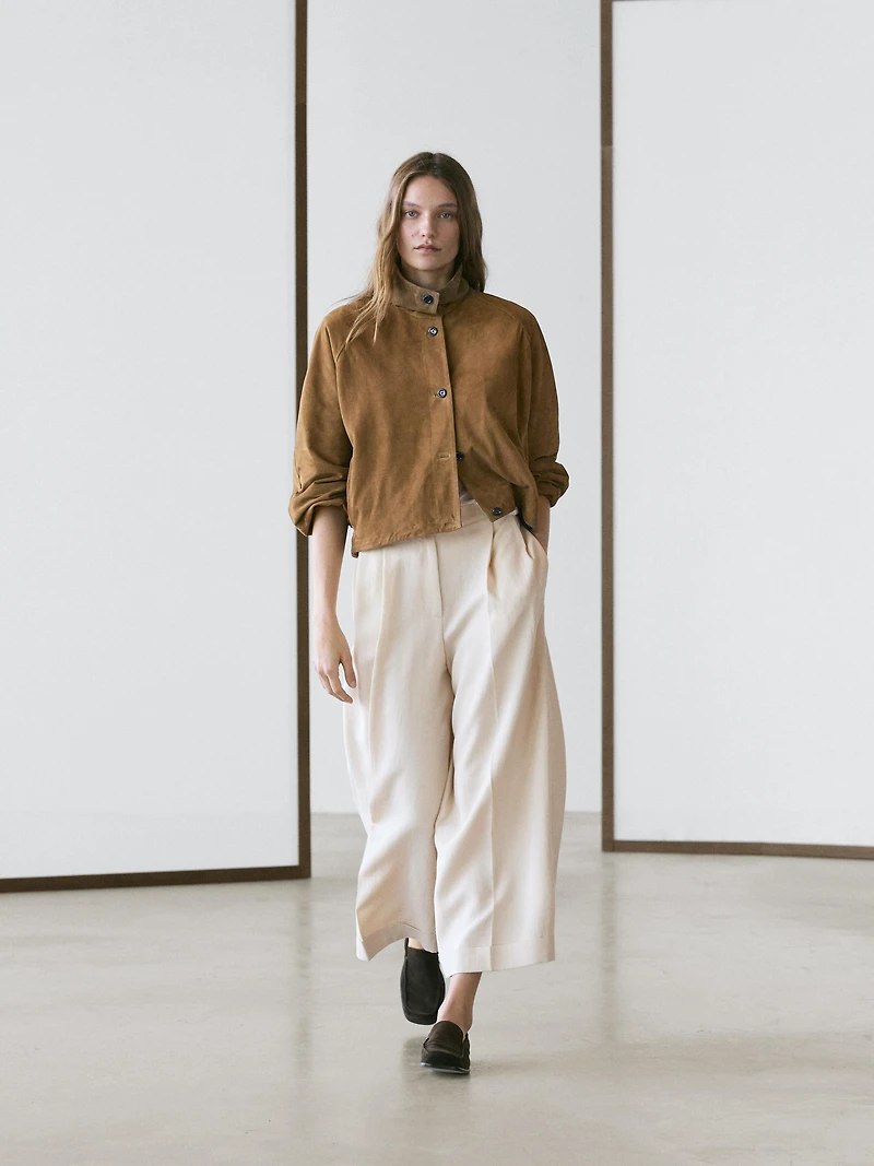 Flowing trousers with turn-up hems
