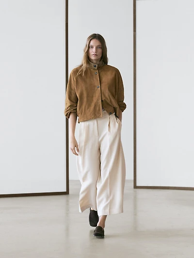 Flowing trousers with turn-up hems