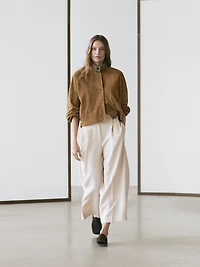 Flowing trousers with turn-up hems