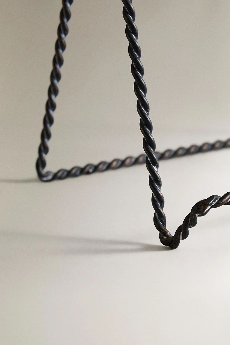BRAIDED METAL DISPLAY