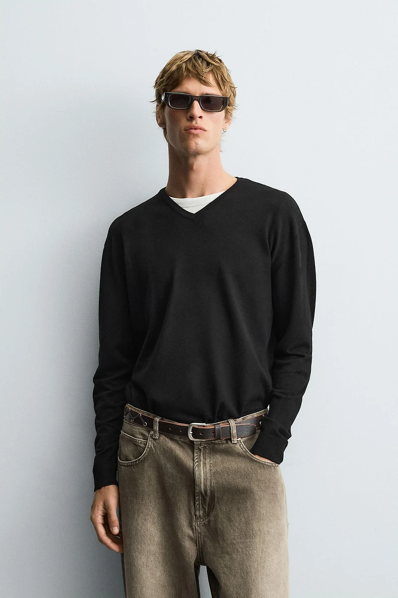 BASIC V-NECK SWEATER