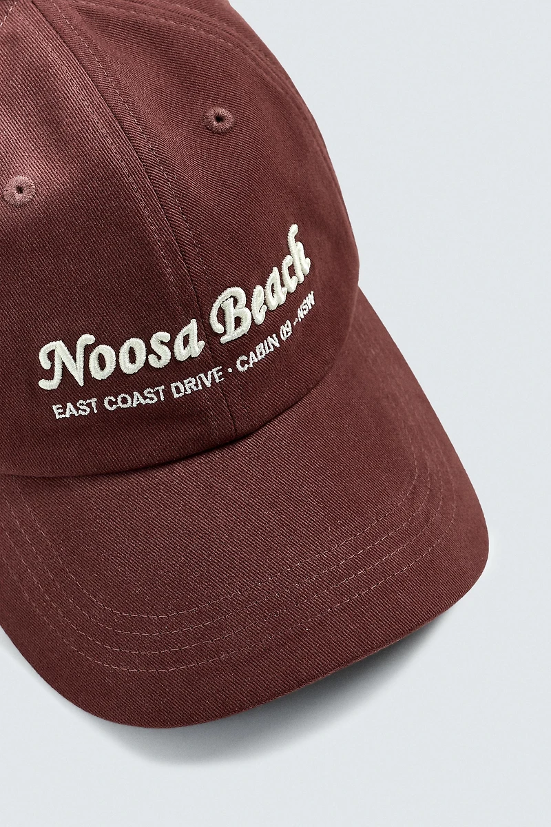 CASQUETTE AVEC INSCRIPTION BRODÉE