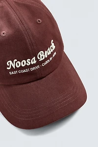 CASQUETTE AVEC INSCRIPTION BRODÉE
