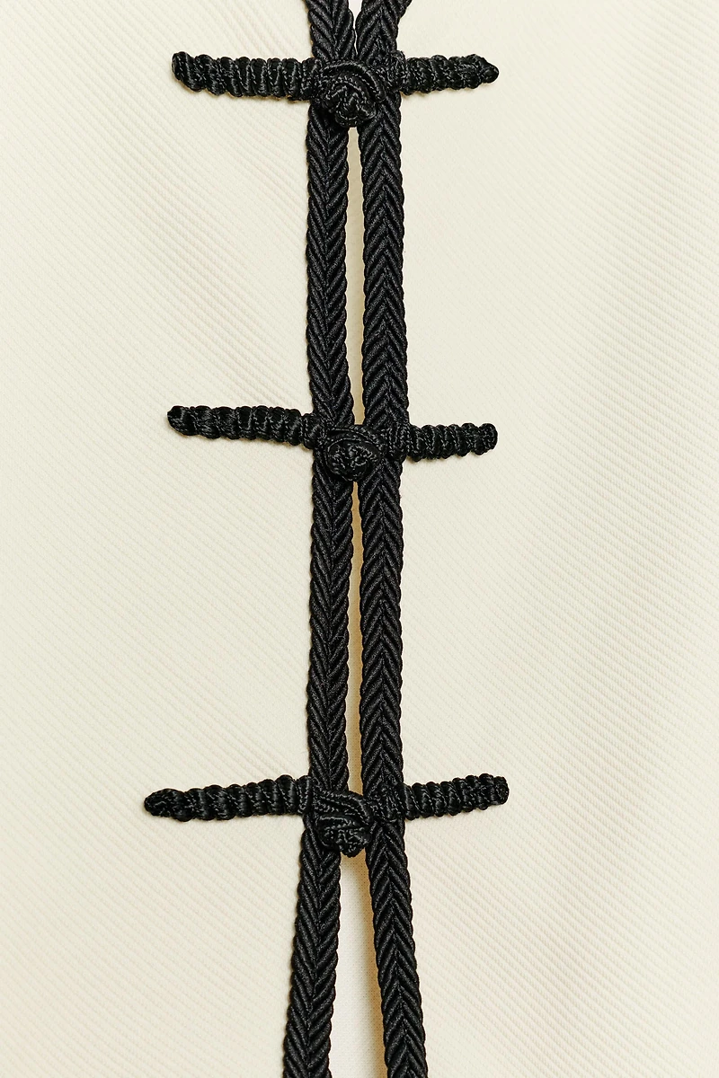 CONTRAST PIPING FROG FASTENING TOP
