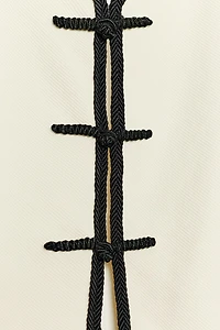 CONTRAST PIPING FROG FASTENING TOP