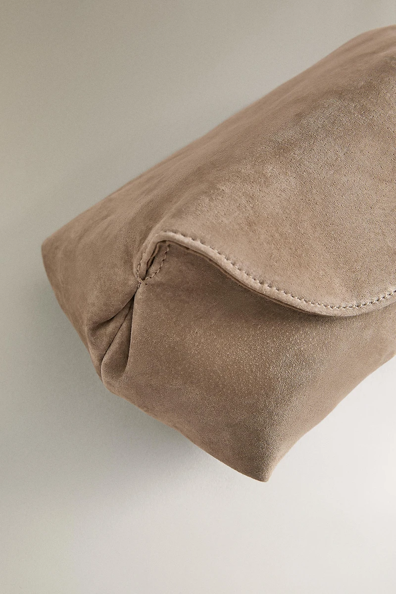 TOILETRY BAG IN SOFT LEATHER