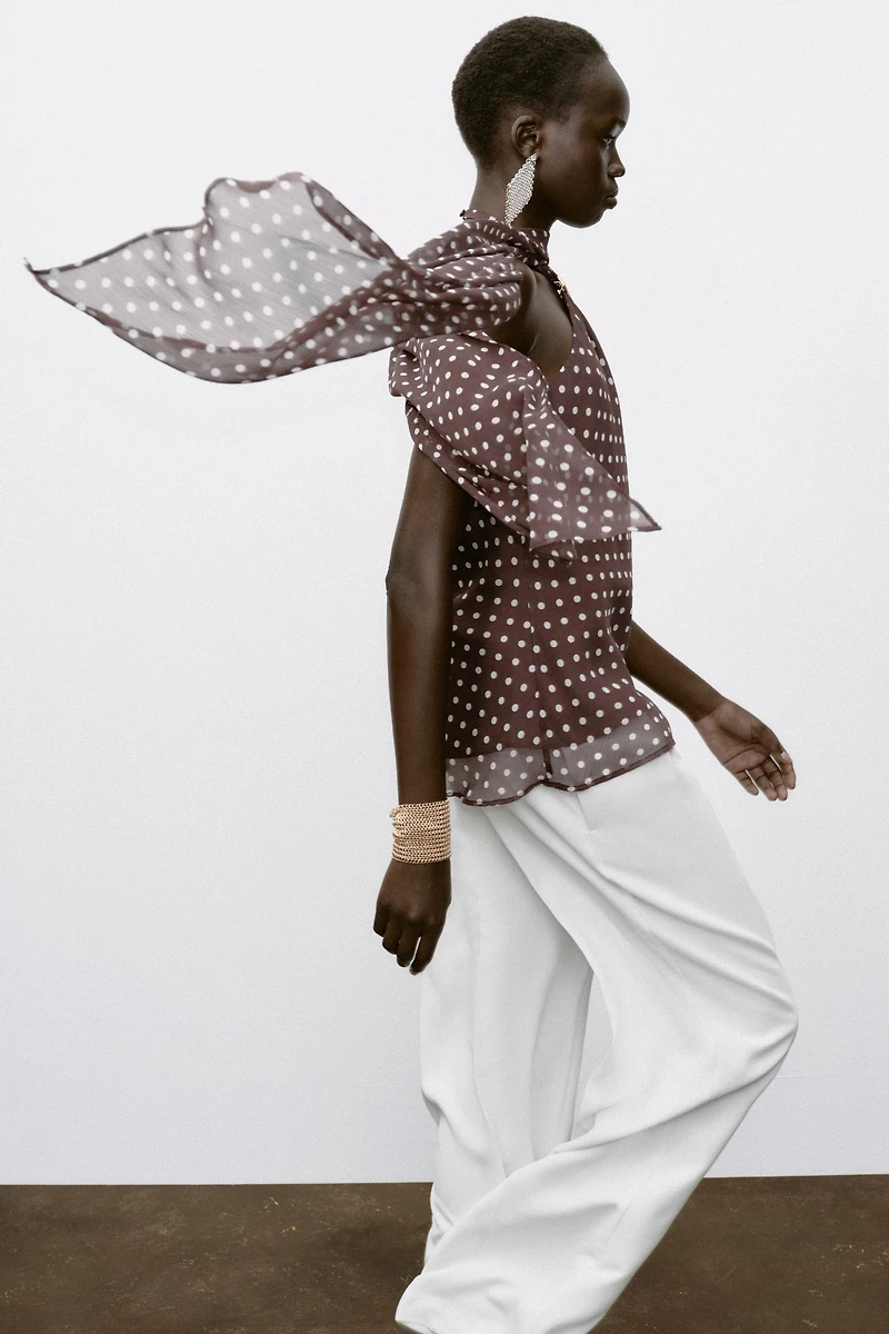 TOP HALTER À POIS ET DÉTAILS