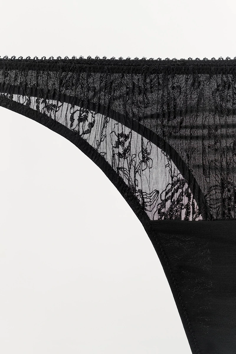 TANGA EN DENTELLE BRODÉ DE FLEURS