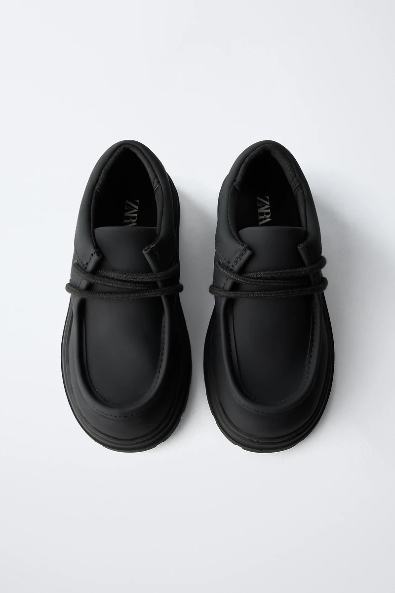 CHAUSSURES À BORD LARGE AVEC LISERÉ