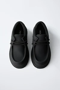 CHAUSSURES À BORD LARGE AVEC LISERÉ