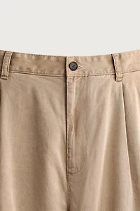 PANTALON CHINO DÉCONTRACTÉ À PLIS