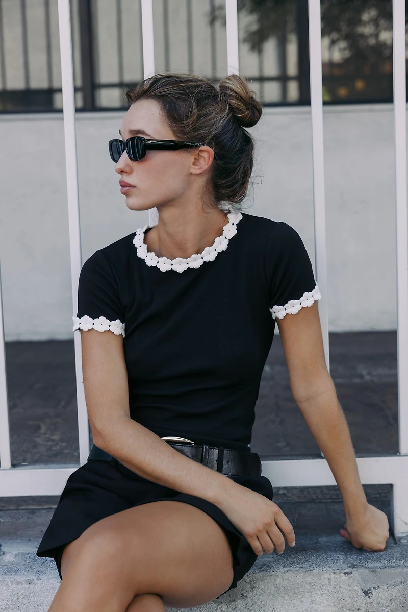 FLOWER TRIM T-SHIRT
