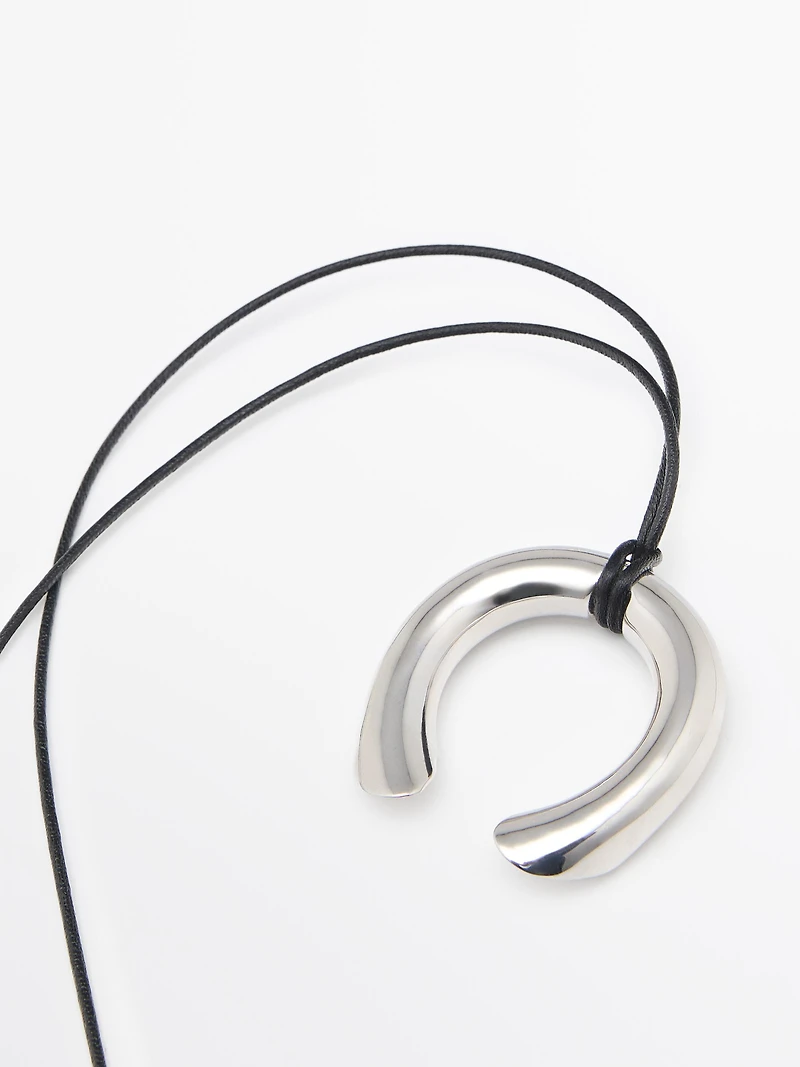 Necklace with horseshoe piece