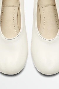 Soft leather heel shoe