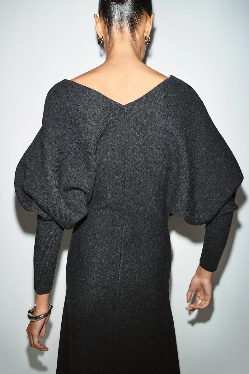 ROBE MI-LONGUE EN MAILLE COL V