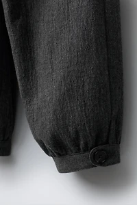 TEXTURED PLEATED PANTS