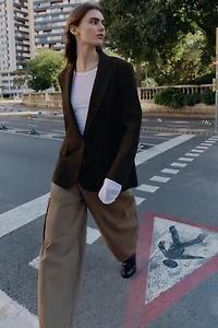 VESTE AVEC ÉPAULETTES ET BOUTON AU DOS