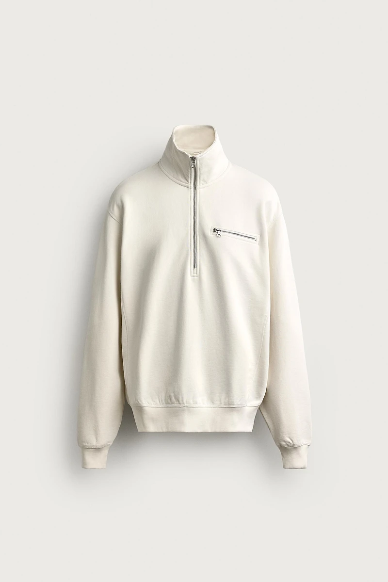 CONTRAST QUARTER-ZIP SWEATSHIRT