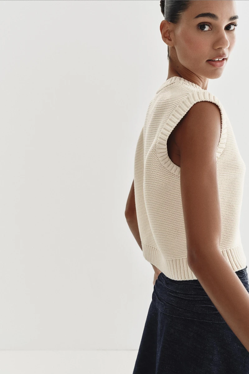 GOLD BUTTON KNIT VEST