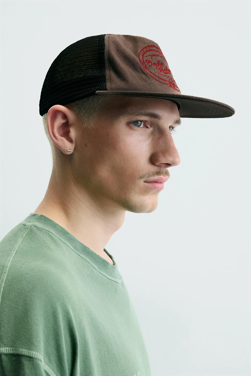 CASQUETTE À VISIÈRE PLATE BRODÉE