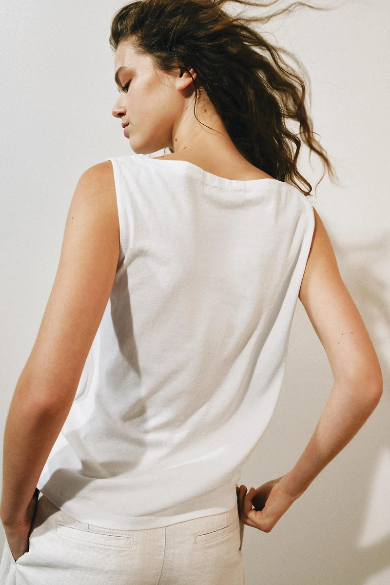 BUTTONED SLEEVELESS TOP