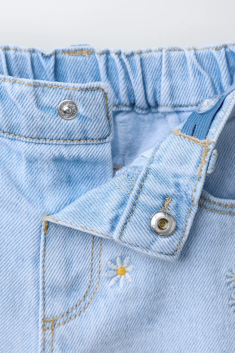 SHORT EN JEAN MARGUERITES BRODÉES