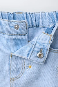 SHORT EN JEAN MARGUERITES BRODÉES