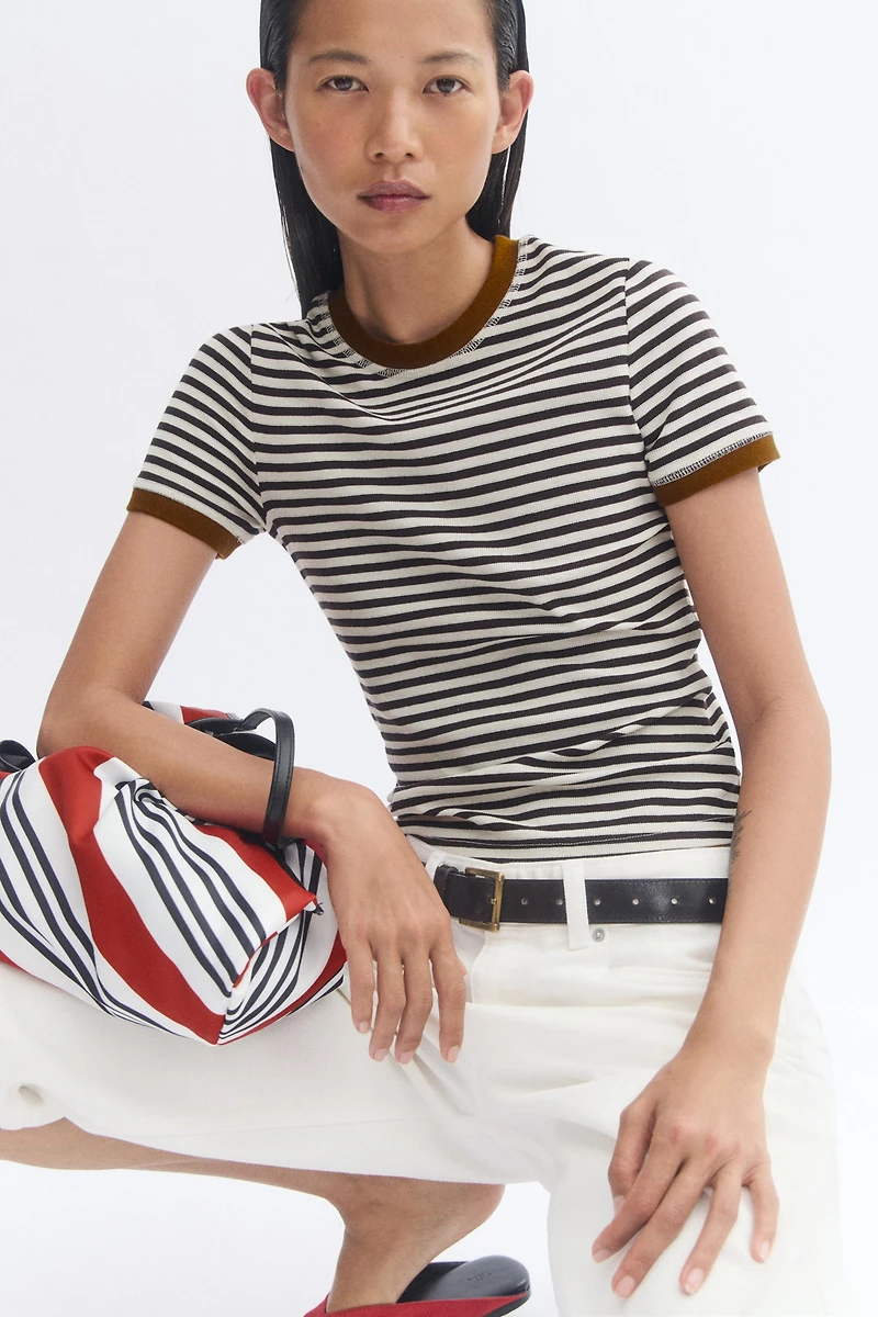 T-SHIRT À RAYURES ET MANCHES COURTES