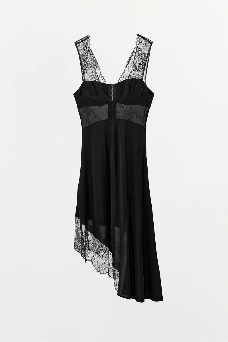 ROBE SATINÉE DENTELLE ASYMÉTRIQUE