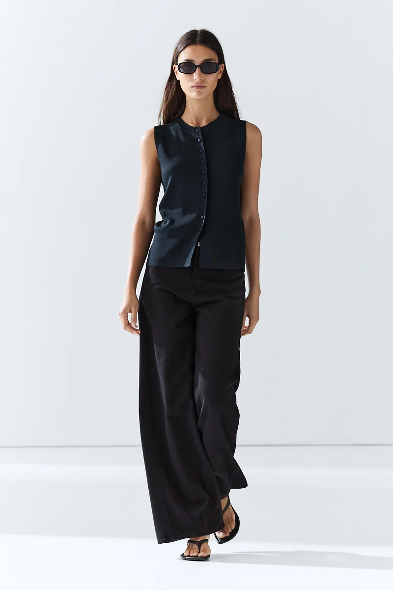 Fine-knit vest with covered buttons