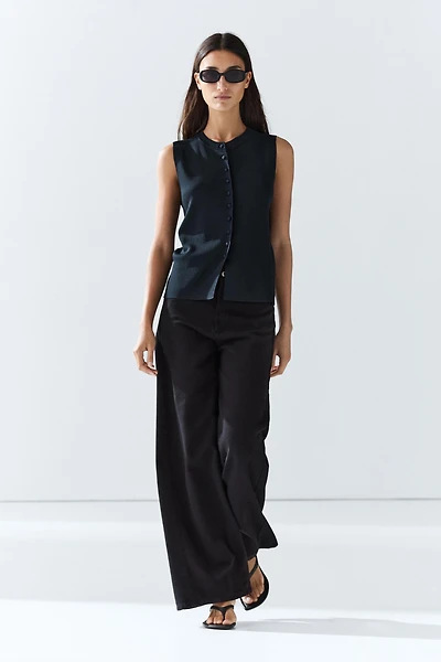 Fine-knit vest with covered buttons
