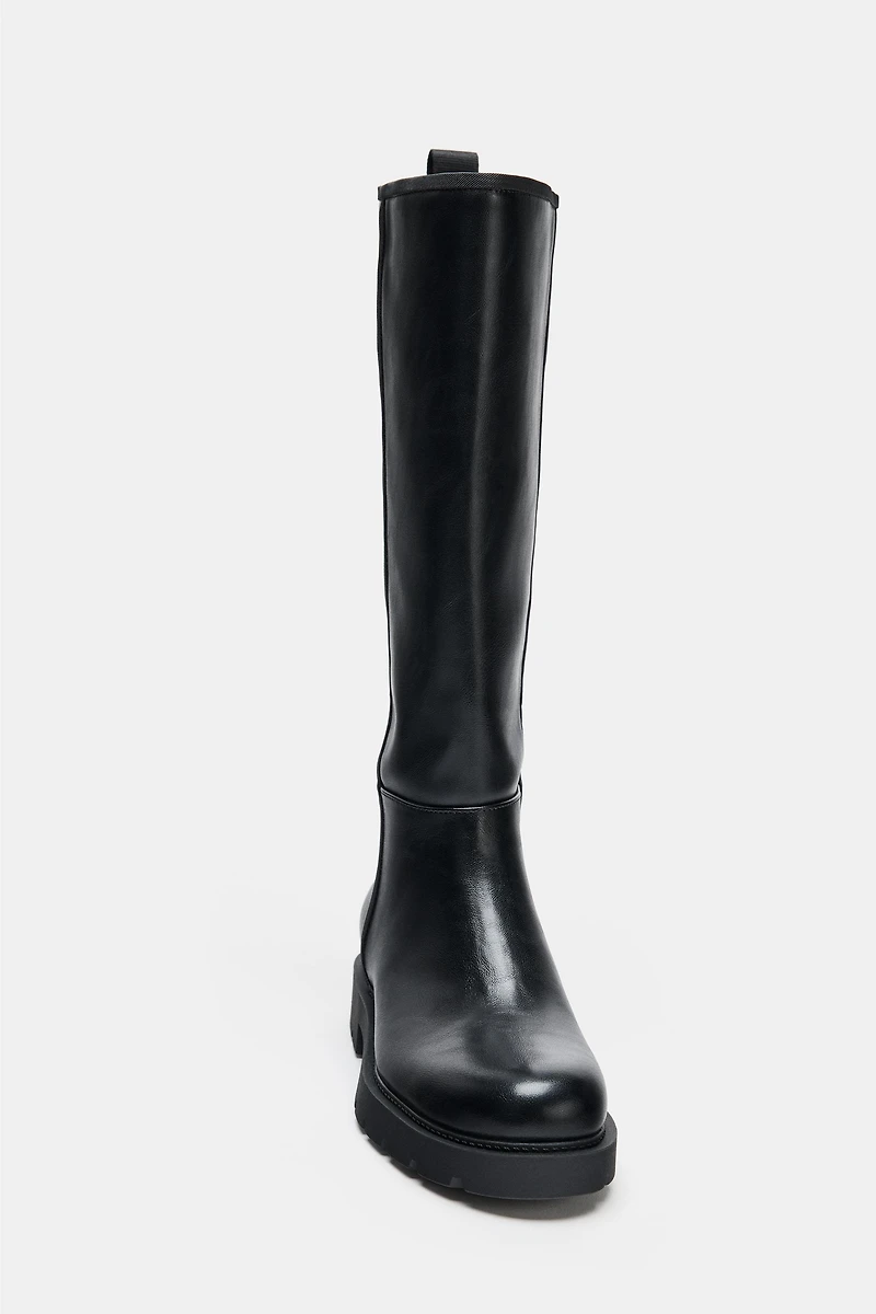 LOW-HEELED BOOTS WITH TOPSTITCHING