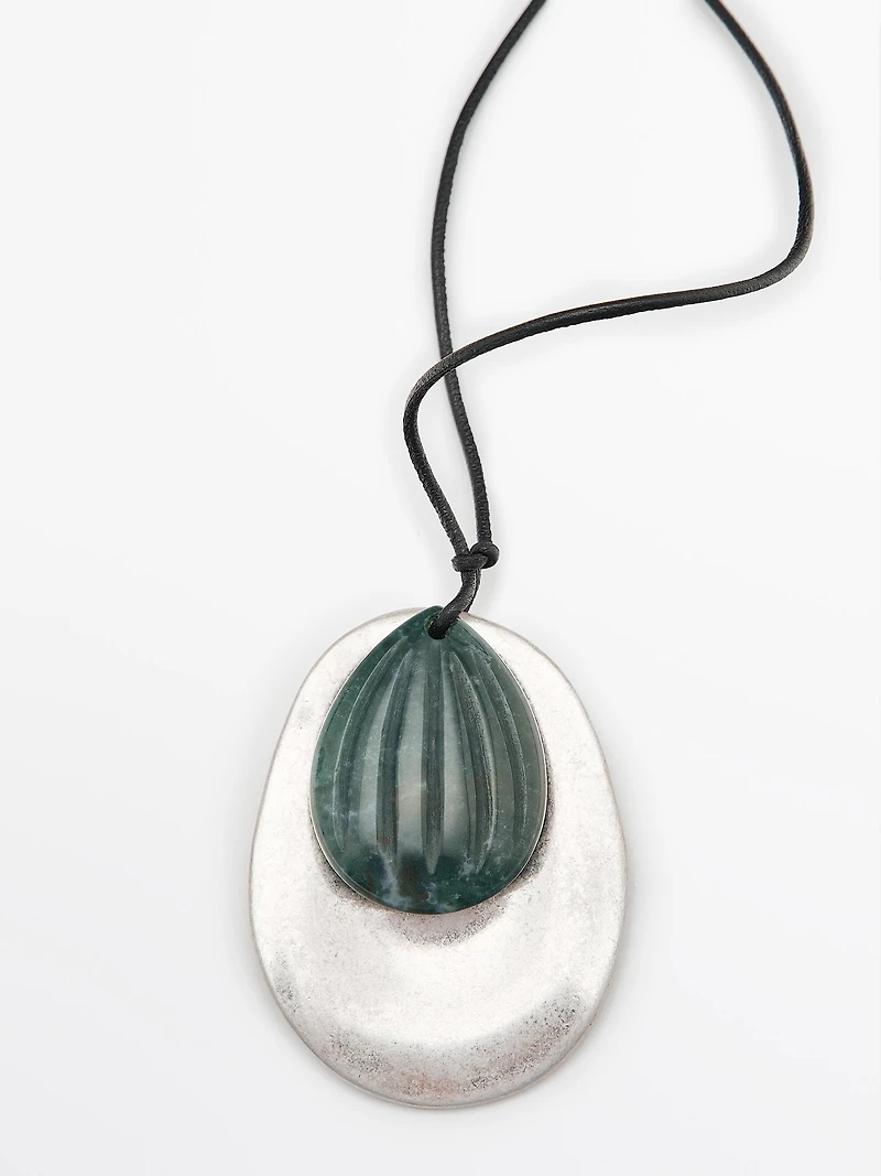 Collier pendentif amande